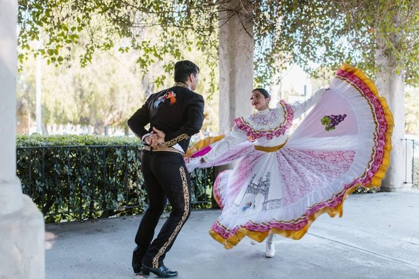 Quelle croisière permet d'assister à des spectacles de danse folklorique en escale en Asie?
