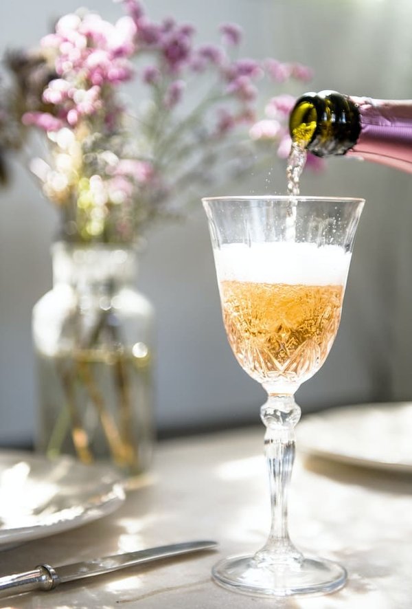 Quelle maison d'hôtes en Champagne propose une initiation au sabrage et à la dégustation de champagne?