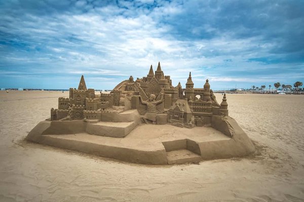 Quelle est la meilleure période pour explorer les châteaux de sable géants à Lagos, Portugal?